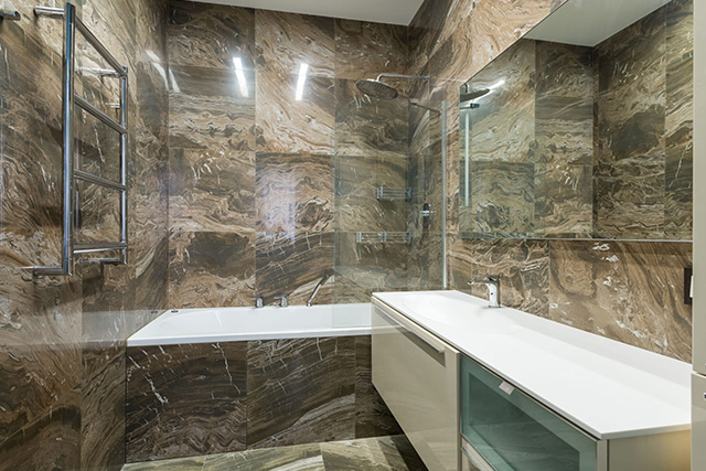 Bagno con finitura in marmo lucido da Suitehome Costruzioni