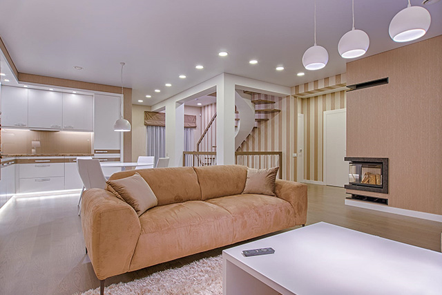 Salotto con divano doppio in openspace da Suitehome Costruzioni